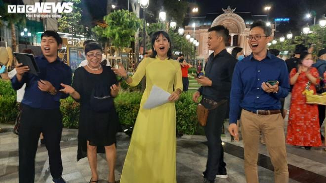 TRỰC TIẾP: Người dân cả nước đổ ra đường chào đón năm mới 2021 - 10