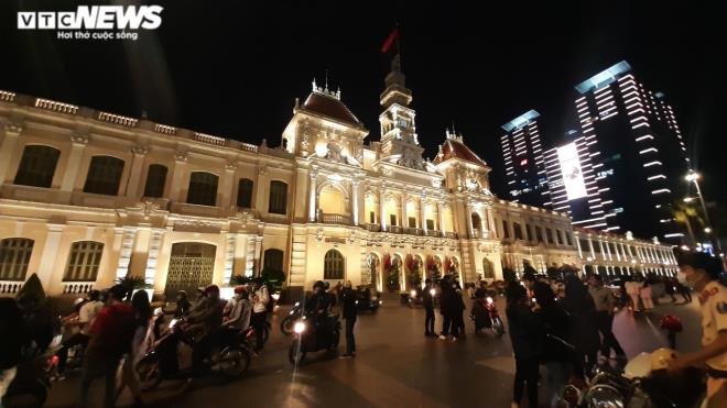 TRỰC TIẾP: Người dân cả nước đổ ra đường chào đón năm mới 2021 - 11