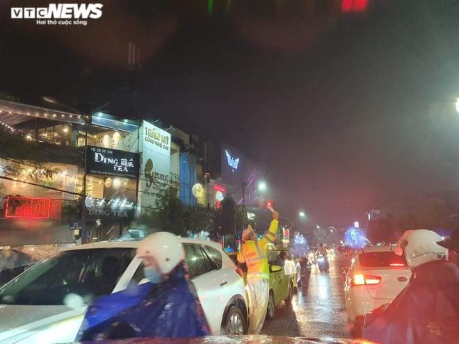 TRỰC TIẾP: Người dân cả nước đổ ra đường chào đón năm mới 2021 - 4