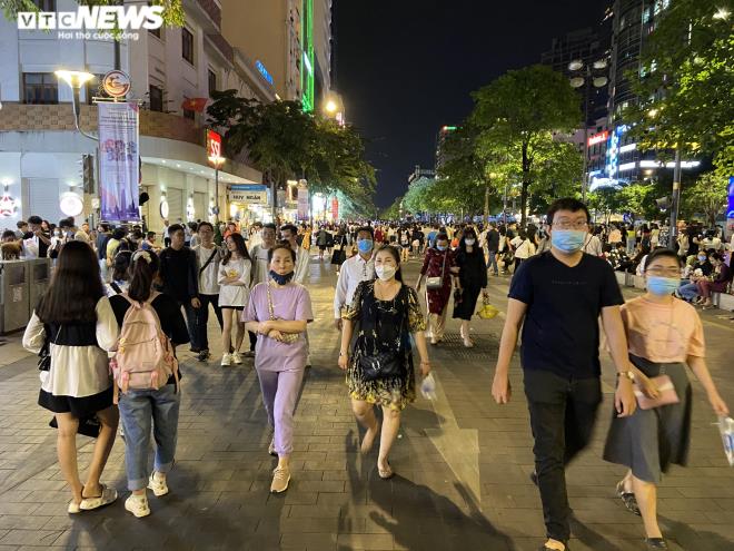 TRỰC TIẾP: Người dân cả nước đổ ra đường chào đón năm mới 2021 - 5