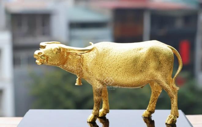 Quà Tết Tân Sửu 2021: 'Sốt' tượng trâu mạ vàng tiền triệu - 2