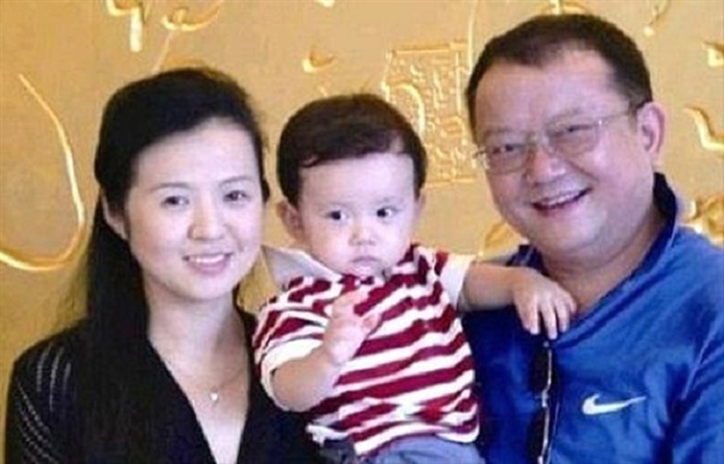 'Hòa Thân' của 'Tể tướng Lưu gù': Giàu nứt vách, quen vợ kém 20 tuổi qua mạng - 4
