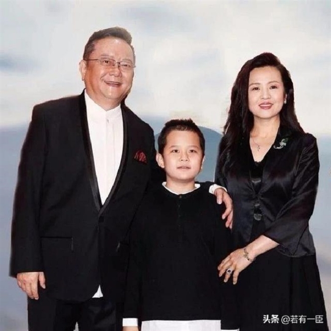 'Hòa Thân' của 'Tể tướng Lưu gù': Giàu nứt vách, quen vợ kém 20 tuổi qua mạng - 5