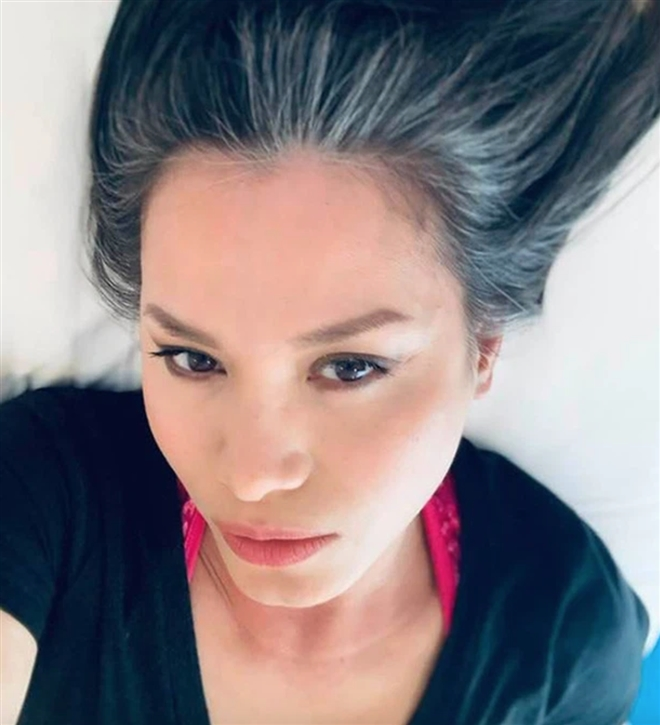 Hoa hậu Ngọc Khánh: U50, tóc bạc vẫn cuốn hút ánh nhìn - 1