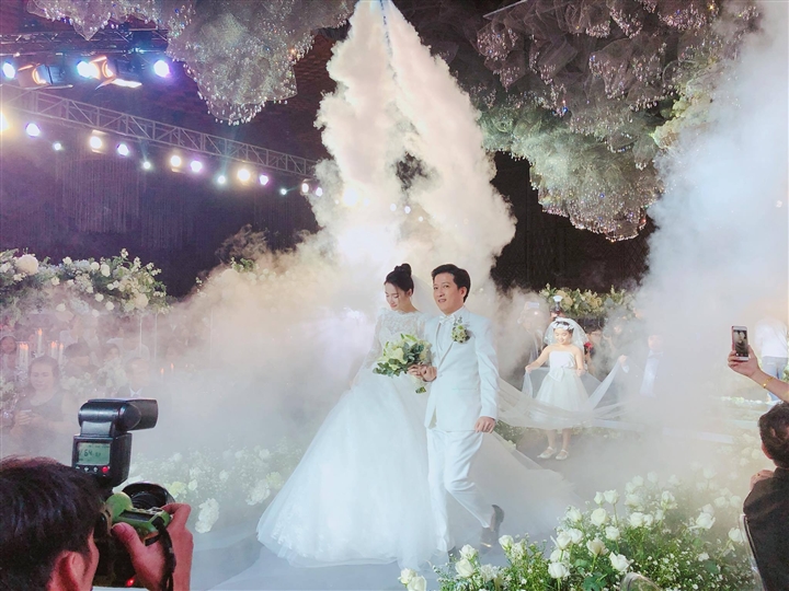 6 đám cưới xa xỉ bậc nhất Vbiz: Sắm cả màn hình lớn để cổ vũ tuyển Việt Nam - 6