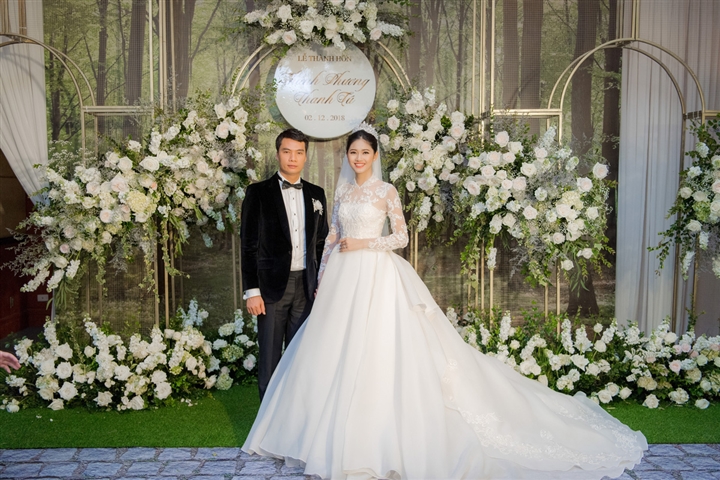 6 đám cưới xa xỉ bậc nhất Vbiz: Sắm cả màn hình lớn để cổ vũ tuyển Việt Nam - 10