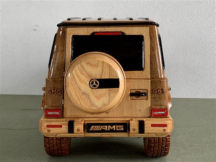 Mô hình Mercedes-AMG G63 gỗ sang trọng này chắc chắn sẽ khiến bạn trầm trồ vì độ chi tiết cực kỳ hoàn hảo. Hãy tưởng tượng một chiếc xe hơi được chạm khắc và hoàn thiện từ những thanh gỗ đẹp nhất. Thật tuyệt vời khi có một tác phẩm điêu khắc thủ công như thế này trang trí trong nhà!