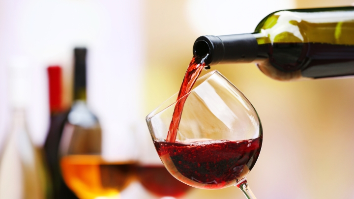Cảnh giác với nguồn hàng rượu vang giả, nhái: 4 điều cần biết khi 'chốt đơn' - 1