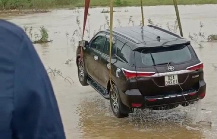 Cố băng qua dòng lũ chảy xiết, ô tô bị cuốn trôi 50m, tài xế may mắn thoát chết - 1