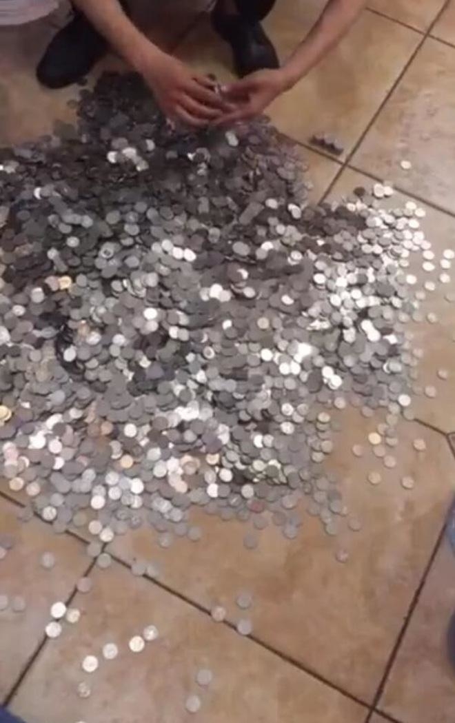 Anh chàng xách hơn 500 triệu tiền xu đi mua nhà, 26 người đếm mỏi tay suốt 4 giờ - 2