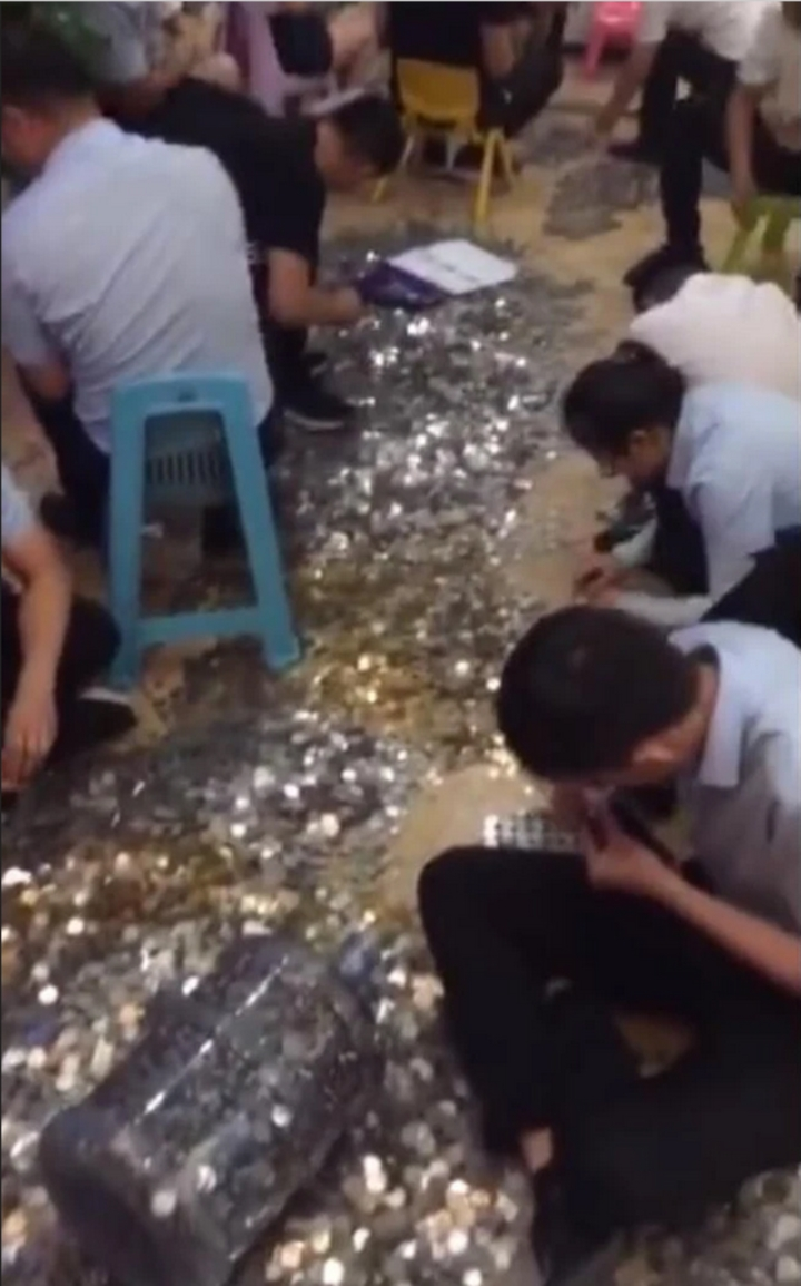 Anh chàng xách hơn 500 triệu tiền xu đi mua nhà, 26 người đếm mỏi tay suốt 4 giờ - 3