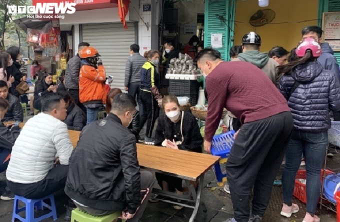 'Cắn răng' chi gần trăm nghìn đồng ăn bún, phở sau Tết - 1