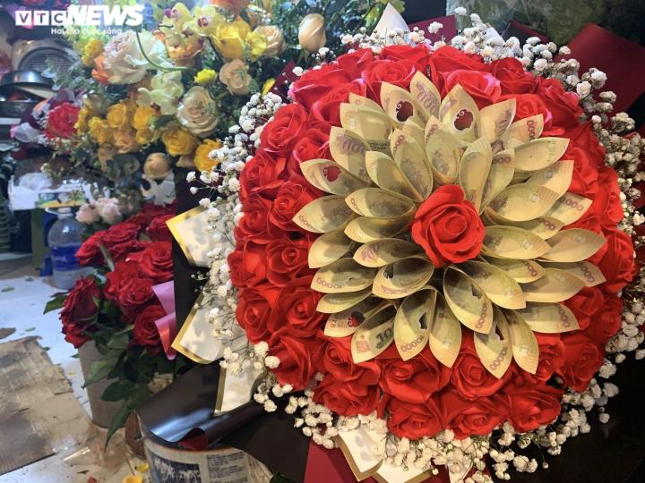 Mùa Valentine: Hoa tươi đội giá gấp đôi, chủ hàng hoa ngao ngán - 2