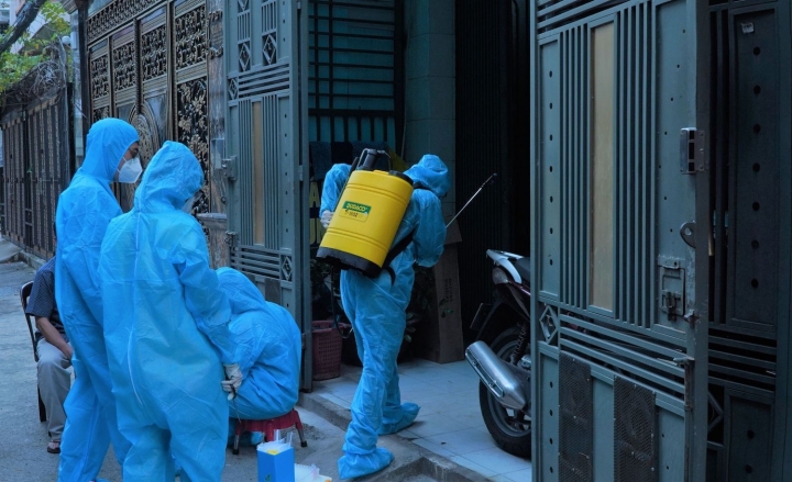 Dân đổ xô tìm kiếm, dịch vụ phun khử khuẩn căn hộ 'lên ngôi' - 1