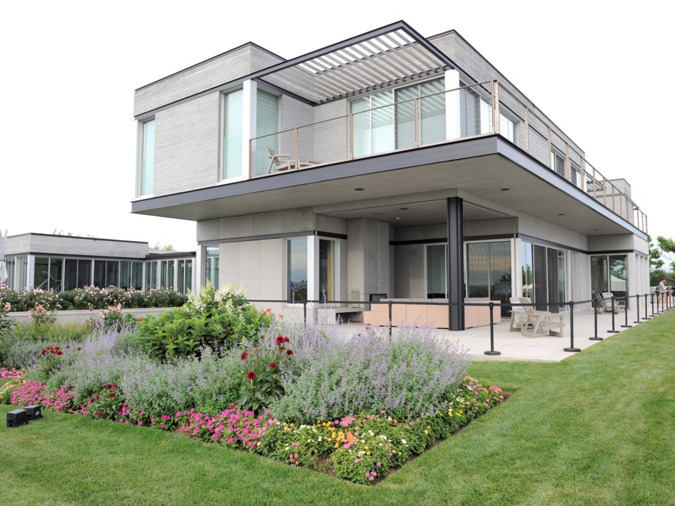 Ben trong ngoi lang toan biet thu trieu USD tai My hinh anh 3