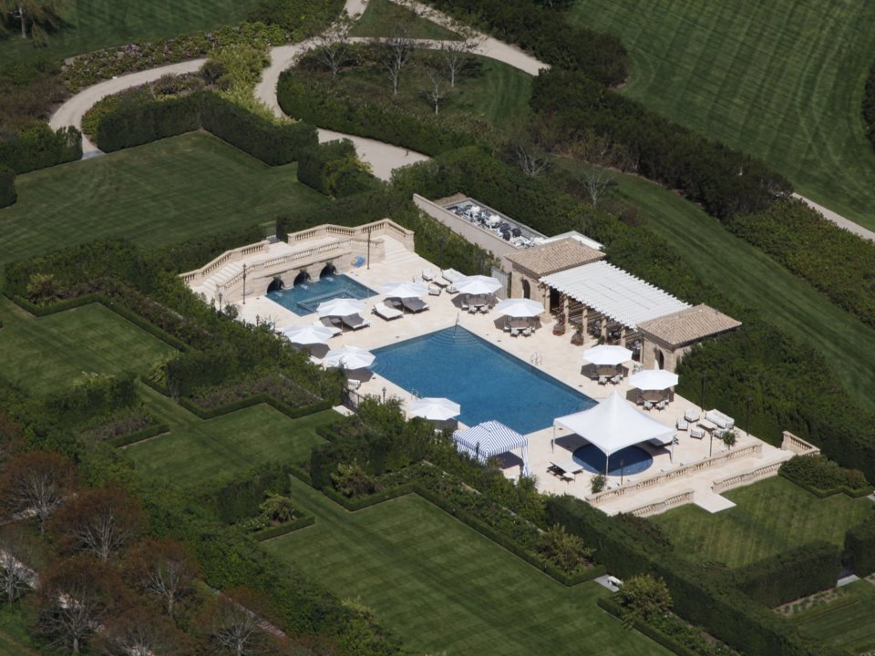 Ben trong ngoi lang toan biet thu trieu USD tai My hinh anh 9