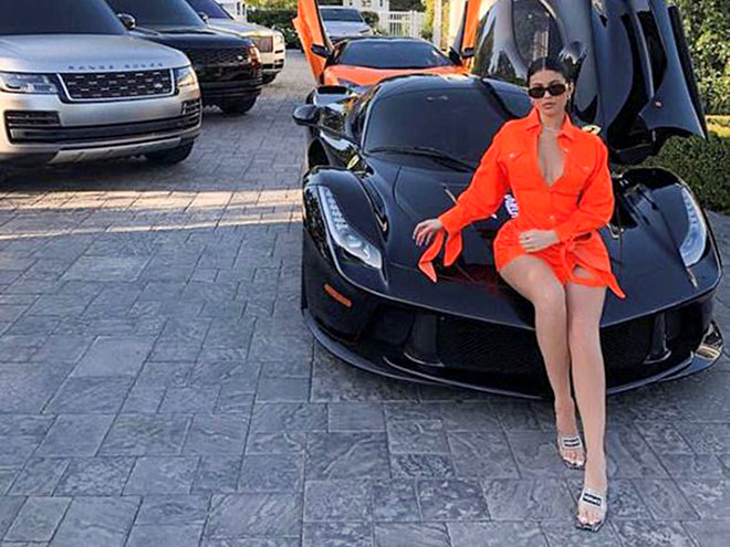 Nu ty phu tre nhat the gioi Kylie Jenner khoe dang ben sieu xe hinh anh 3