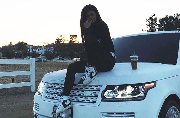 Nu ty phu tre nhat the gioi Kylie Jenner khoe dang ben sieu xe hinh anh 5