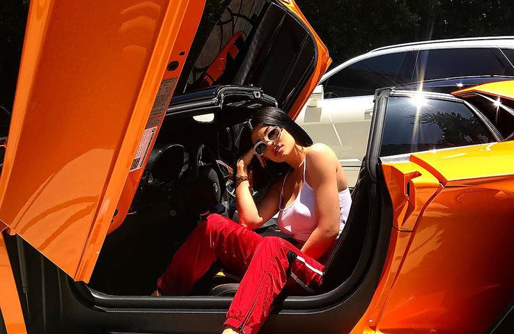 Nu ty phu tre nhat the gioi Kylie Jenner khoe dang ben sieu xe hinh anh 6