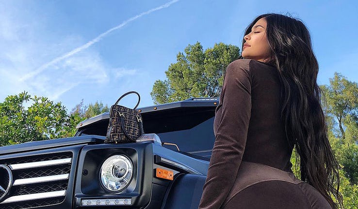 Nu ty phu tre nhat the gioi Kylie Jenner khoe dang ben sieu xe hinh anh 7