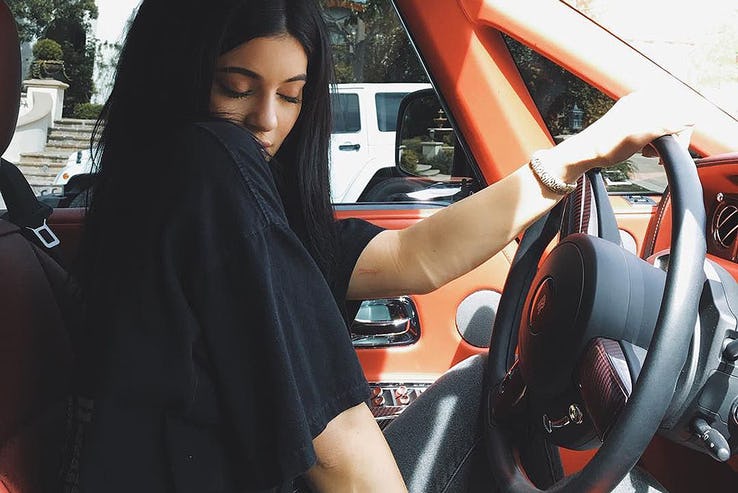 Nu ty phu tre nhat the gioi Kylie Jenner khoe dang ben sieu xe hinh anh 9