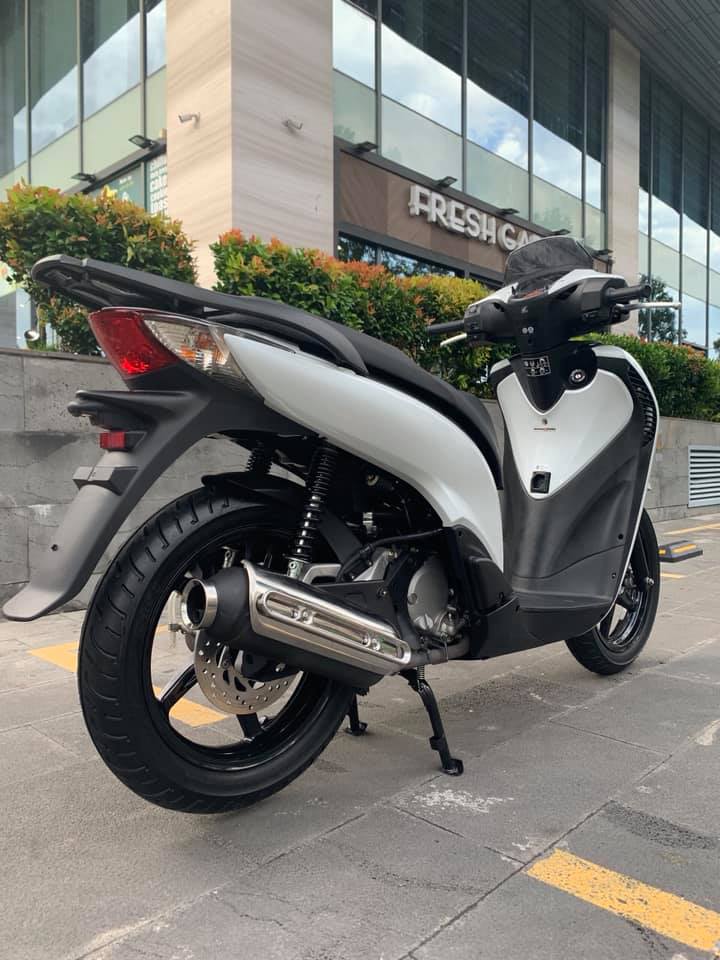 Bo suu tap xe Honda SH doi cu gia tren 300 trieu dong/xe hinh anh 5