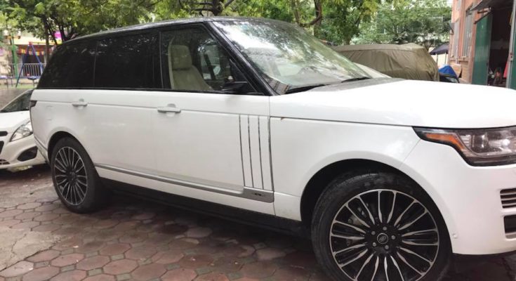 Loat xe sang tien ty Range Rover bi vat guong, trom logo o Viet Nam hinh anh 3