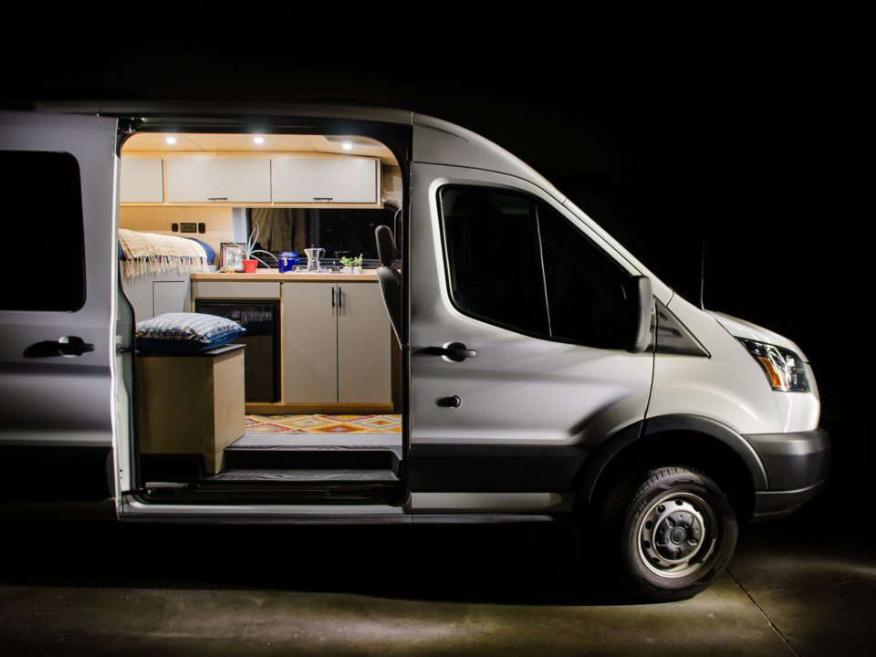 Ngắm Ford Transit biến thân thành nhà di động tiện nghi