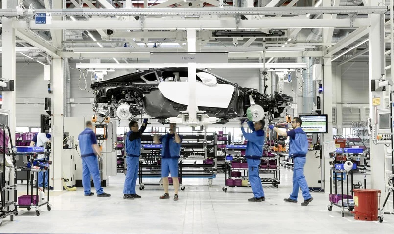 Ben trong nha may san xuat xe hoi cua BMW hinh anh 1