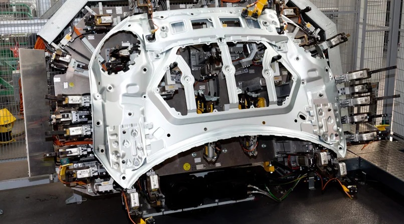 Ben trong nha may san xuat xe hoi cua BMW hinh anh 12