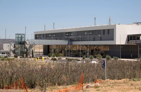 8 san bay ty USD bi bo hoang hinh anh 2