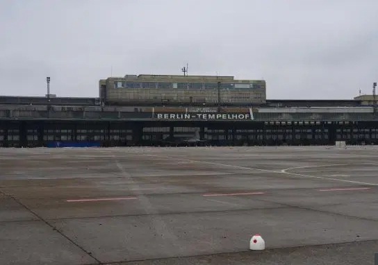 8 san bay ty USD bi bo hoang hinh anh 3