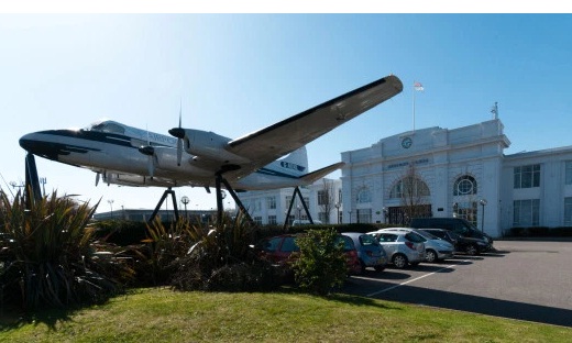 8 san bay ty USD bi bo hoang hinh anh 4