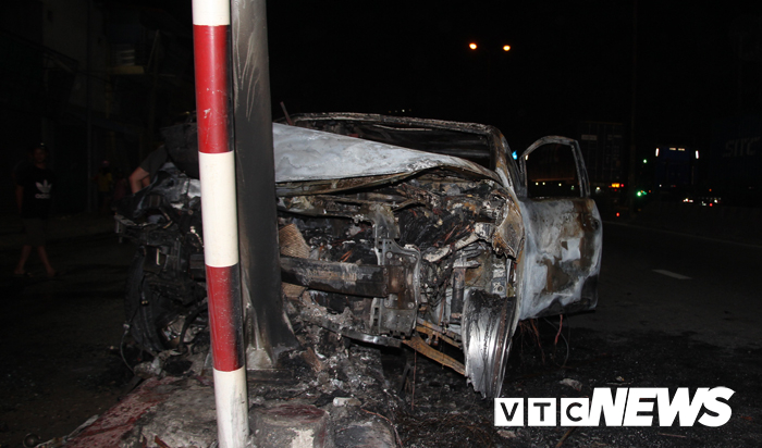 Tong trung cot den tin hieu giao thong, xe o to boc chay thanh tro hinh anh 2