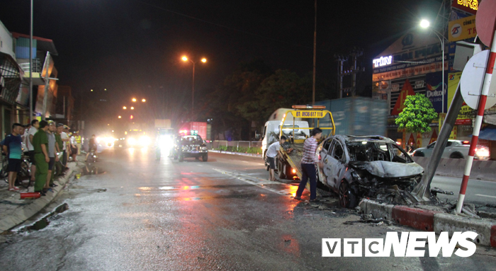 Tong trung cot den tin hieu giao thong, xe o to boc chay thanh tro hinh anh 3