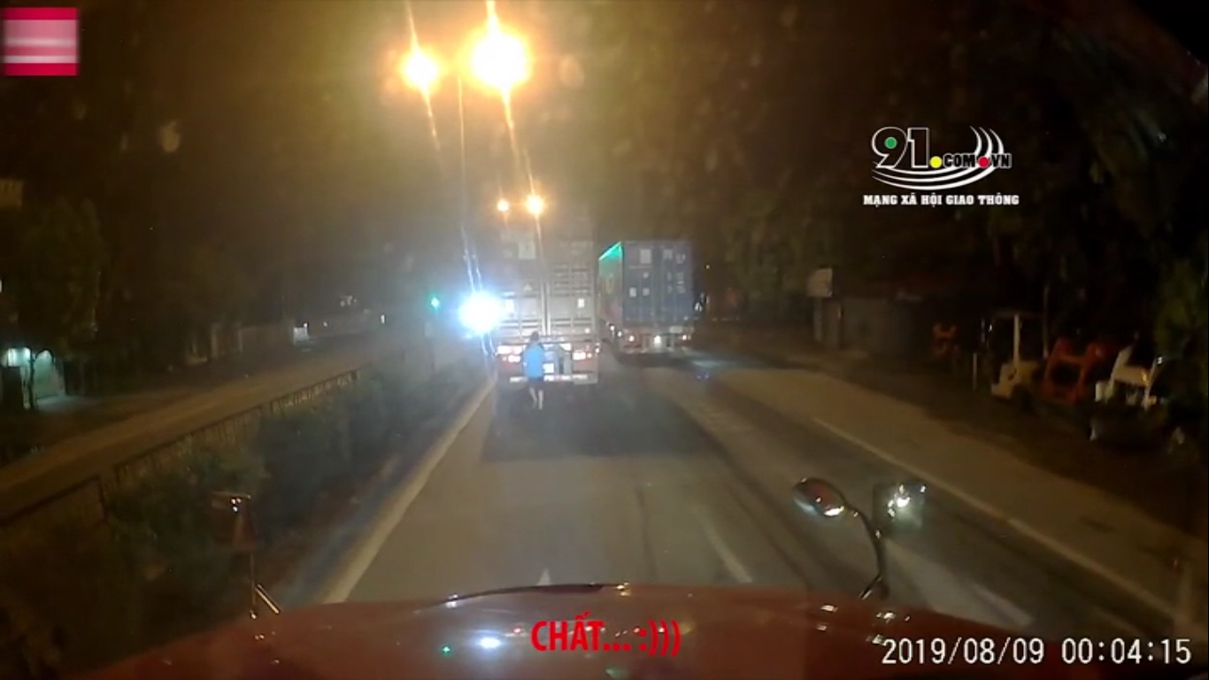 Chiêu dùng sơn đen đáp trả xe container độ đèn gây chói