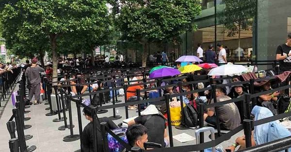 Nghe VietNamNet: iPhone 11 mở bán, hàng trăm người vạ vật xếp hàng chờ mua