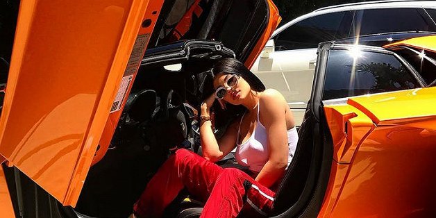 Nữ tỷ phú trẻ nhất thế giới Kylie Jenner khoe dáng bên siêu xe