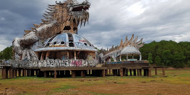 Con rồng kinh dị trong công viên nước bỏ hoang ở Huế 'mắc cạn'