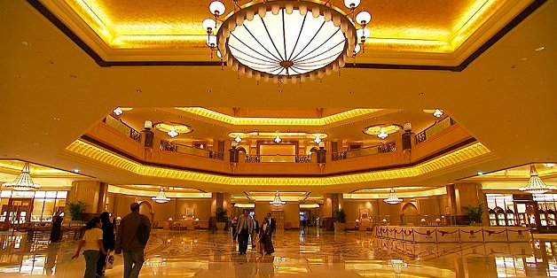 Vàng đắt ngất ngưởng, khách sạn này vẫn chơi sang dát khắp trần