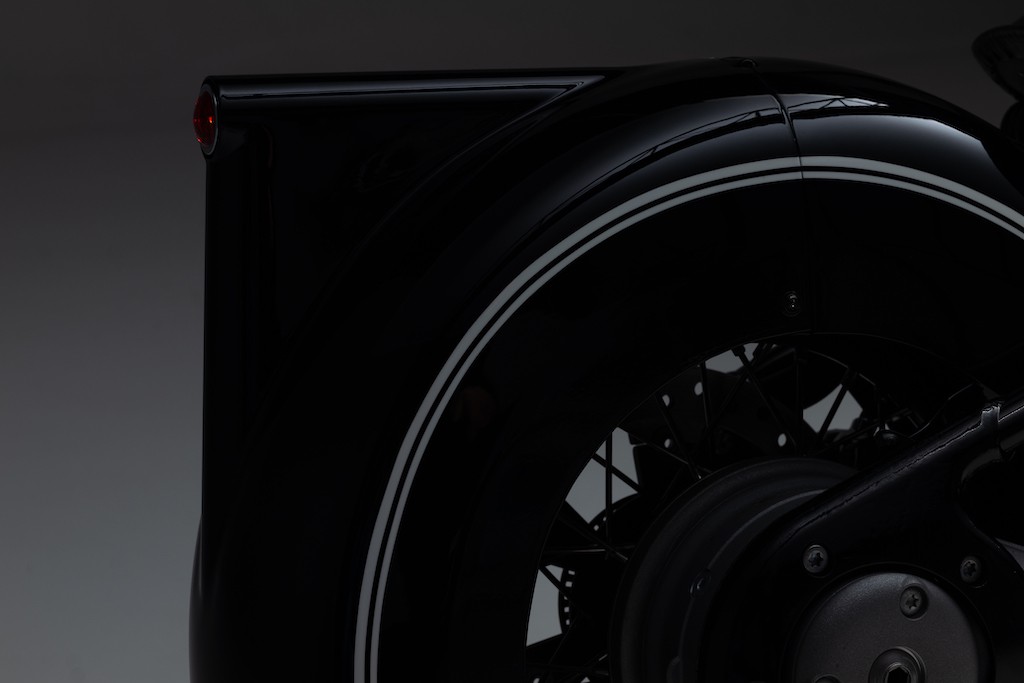 Nhìn ngỡ tên lửa mặt đất, không ngờ chiếc mô tô này lại độ từ cruiser BMW R 18 “nặng như đeo đá“ ảnh 13