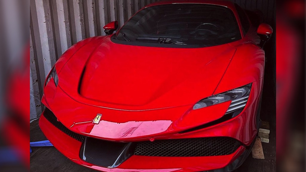 “Đập công” siêu xe SF90 Stradale đầu tiên về Việt Nam, sở hữu nhiều cái “đầu tiên” và “nhất“