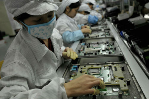 foxconn-working-645x483.jpg