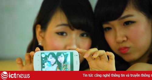 Hotgirl gợi cảm bên smartphone 4 inch rẻ nhất Việt Nam