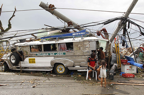 Viễn thông bắt đầu khôi phục tại Tacloban đổ nát và đau thương