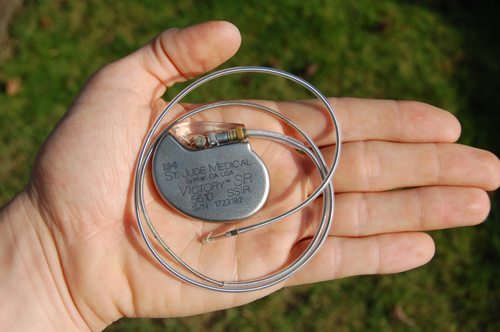 St_Jude_Medical_pacemaker_in_hand.jpg