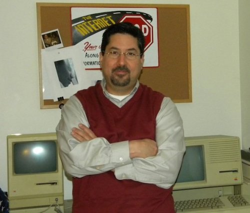 greelish-with-two-of-his-favorites-an-original-macintosh-and-the-apple-lisa-2.jpg