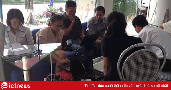 MobiFone dùng máy nổ hỗ trợ người dân vùng bão sạc pin điện thoại