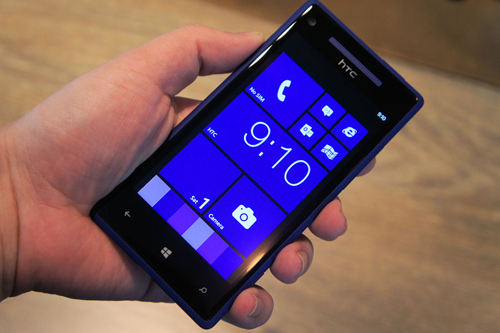 htc8xinhand2.jpg