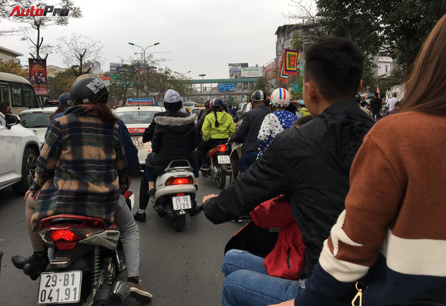 Giao thông Hà Nội thay đổi như chong chóng ngay trong ngày đầu năm Mậu Tuất - Ảnh 10.